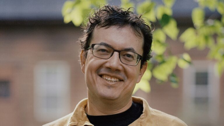 Andrew Leland describe su lenta progresión a la ceguera en una nueva memoria: Disparos