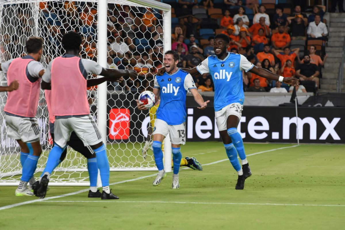 Charlotte anota dos veces en dos minutos; Elimina al Dynamo de la Copa de la Liga
