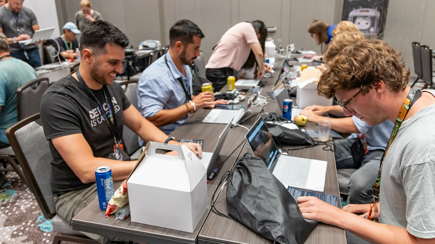 Cómo los piratas informáticos en la conferencia Def Con intentaron descifrar los chatbots de IA: NPR