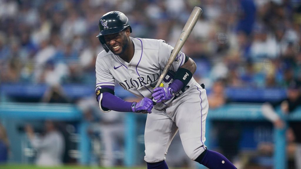 Jurickson Profar de los Rockies lesionado tras chocar contra la pared en el Dodger Stadium