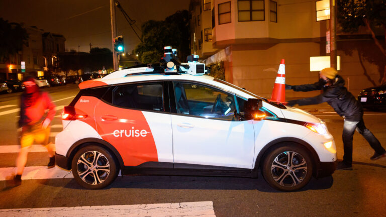 Los manifestantes detienen los vehículos autónomos Waymo y Cruise con solo un cono de tráfico: NPR