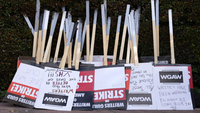 La huelga de escritores terminará el miércoles: NPR