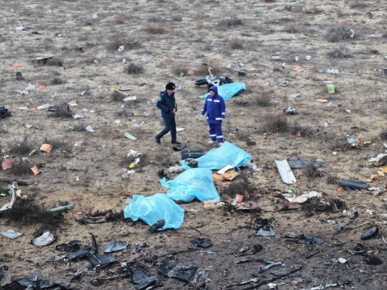 Una vista de un dron muestra a expertos en emergencias trabajando en el lugar del accidente de un avión de pasajeros de Kazakhstan Airlines cerca de la ciudad de Aktau en Kazajstán.