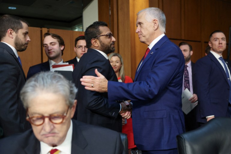 Thom Tillis aprieta la mano con Kash Patel