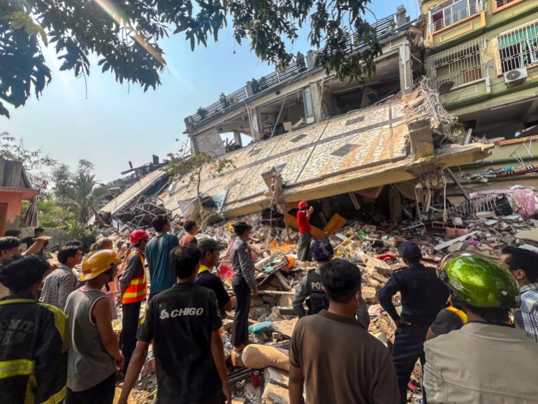 El personal de rescate trabaja en el sitio de un edificio que se derrumbó después de un fuerte terremoto en Mandalay, Myanmar, 29 de marzo de 2025. Reuters/Stringer