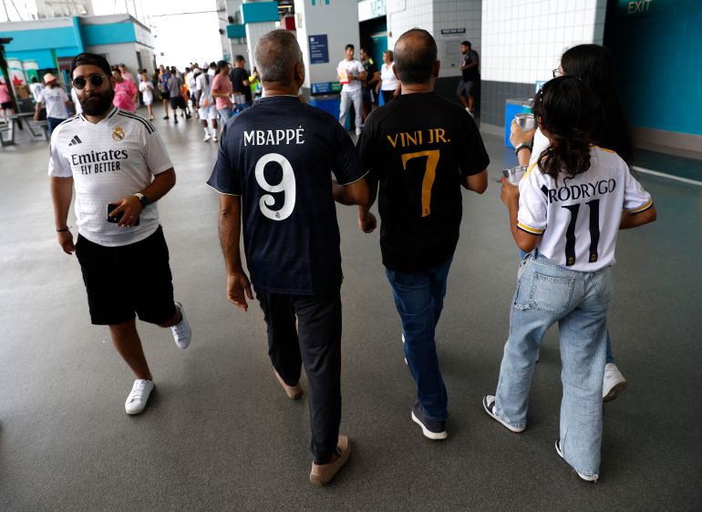 FIFA Football Football - Group H - Real Madrid V Al Hilal - Hard Rock Stadium, Miami Gardens, Florida, EE. UU. - 18 de junio de 2025 Fans con réplicas de camisas del Real Madrid Kylian Mbappe, Vinicius Junior y Rodrygo antes del partido/Marco Bellco Bellco