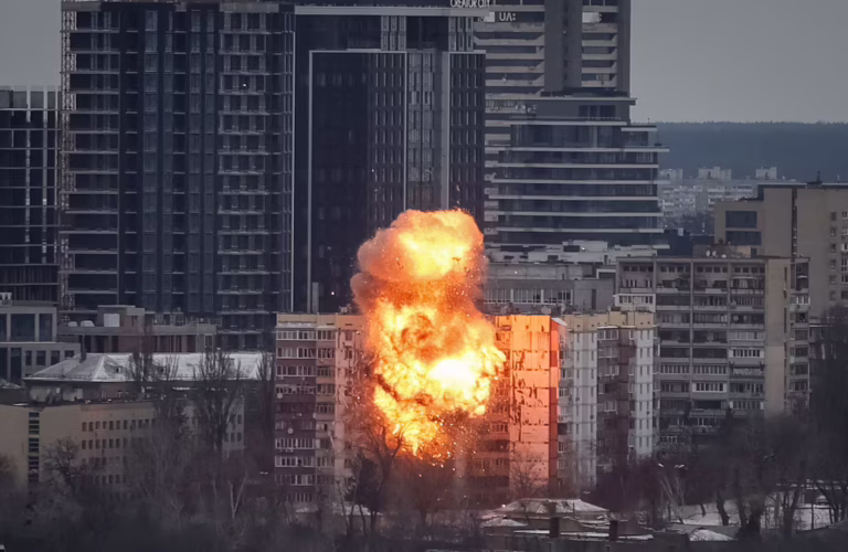 Rusia lanza un gran bombardeo sobre Kiev en vísperas de la reunión entre Trump y Zelenski | Internacional