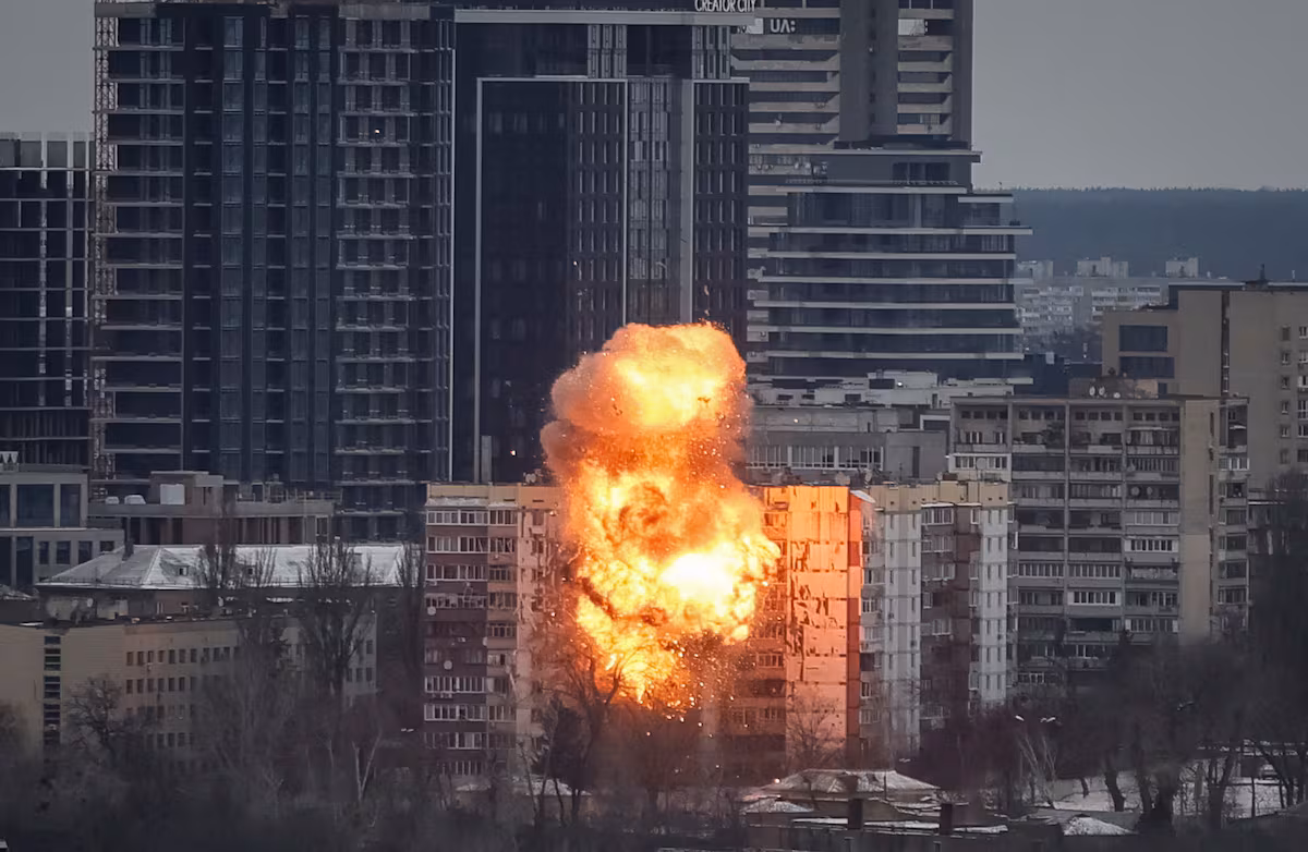 Rusia lanza un gran bombardeo sobre Kiev en vísperas de la reunión entre Trump y Zelenski | Internacional