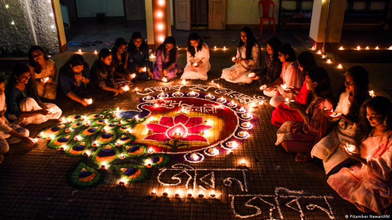 UNESCO honors India's Diwali as Intangible Cultural Heritage – DW – 12/10/2025