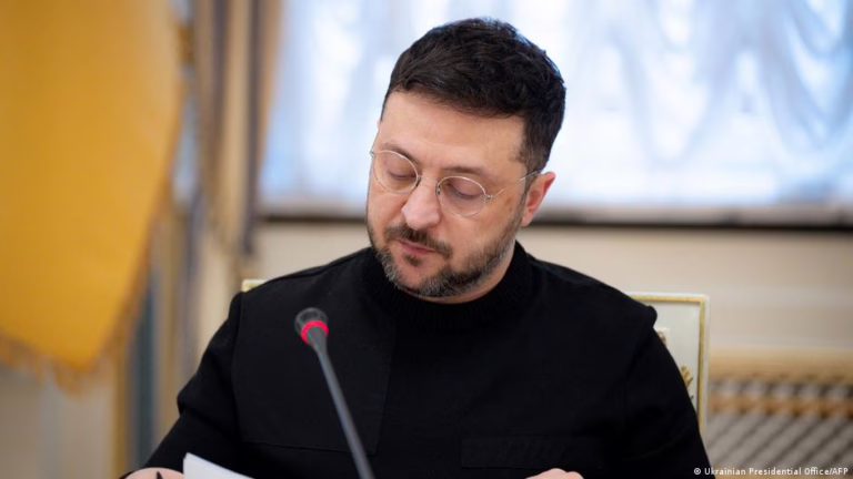 Zelenskyy unveils revised US-backed peace plan – DW – 12/24/2025