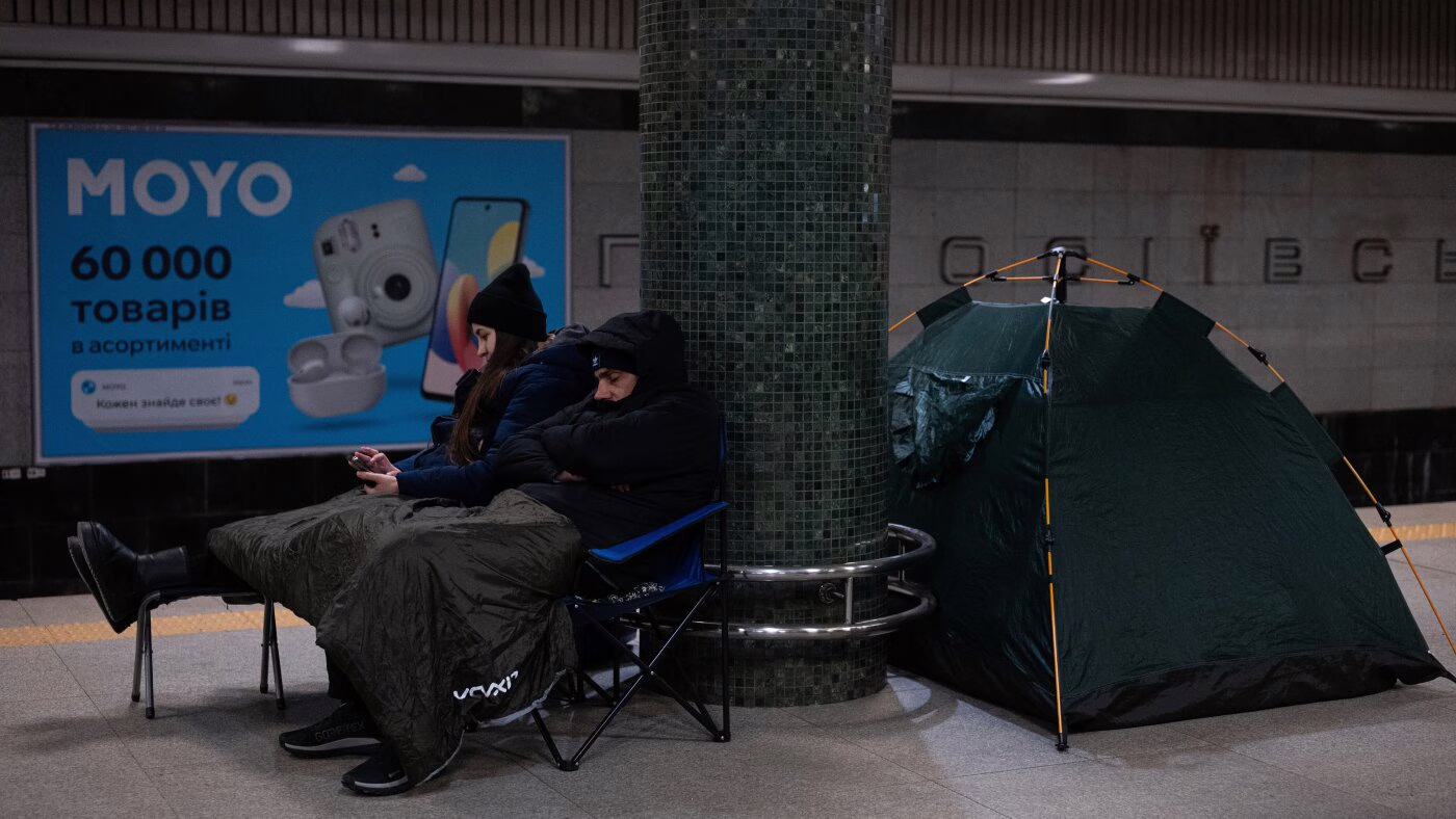 Russian strikes leave Kyiv without heat in freezing cold : NPR