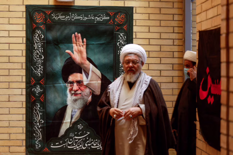 Irán designa al triunvirato que dirigirá el país hasta la elección del sucesor de Jameneí | Internacional