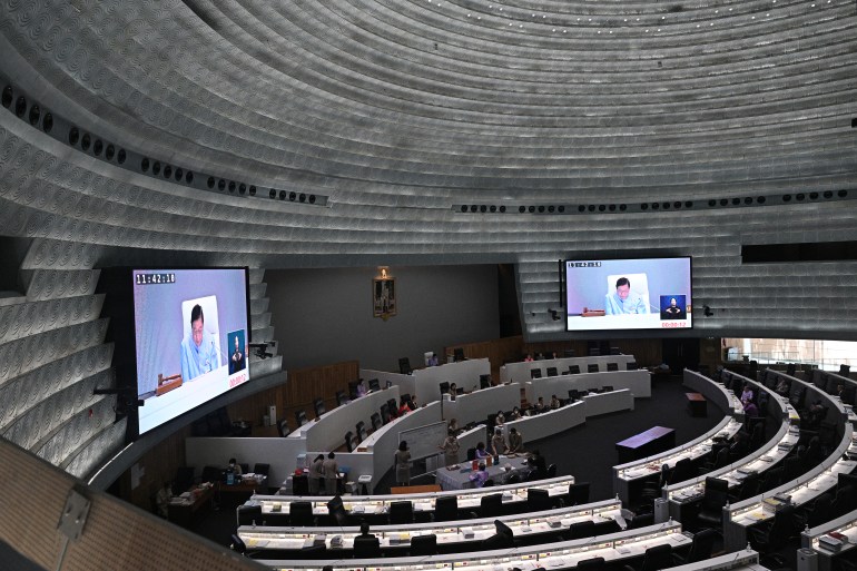 El interior del Senado tailandés en sesión. Es gris. Los asientos están dispuestos en semicírculo con dos pantallas gigantes delante a cada lado.