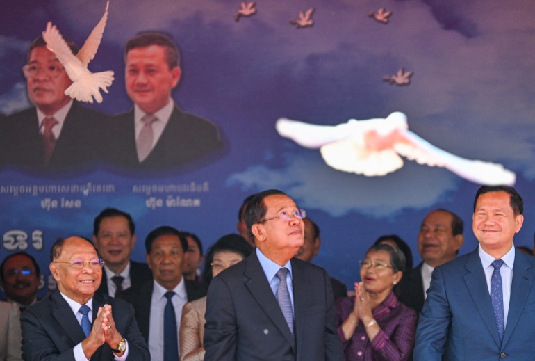 El presidente del Senado de Camboya, Hun Sen (C), el primer ministro de Camboya, Hun Manet (R) y el presidente honorario del Partido Popular de Camboya (CPP), Heng Samrin (L) de liberación de palomas durante una ceremonia que marca el 4 de enero, 7 de enero.