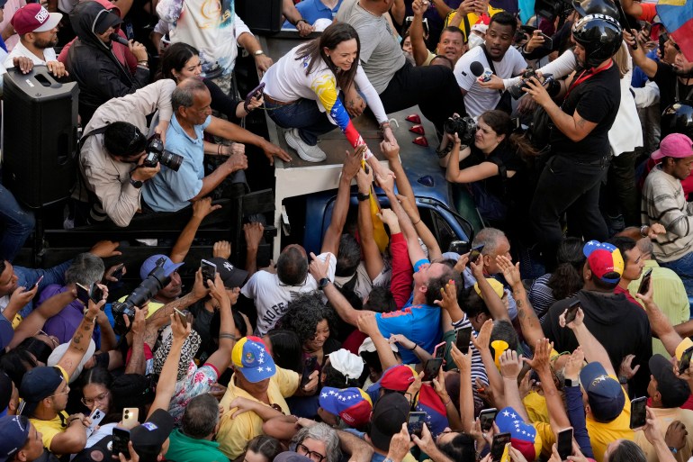 María Corina Machado saluda a multitud de seguidores el 9 de enero