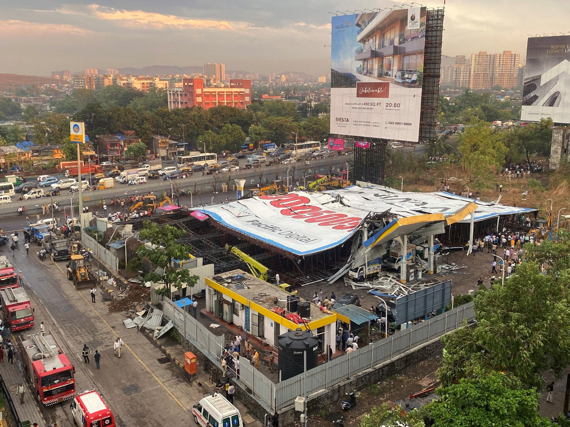 Al menos 14 muertos al derrumbarse un cartel publicitario en Mumbai durante una tormenta | noticias del tiempo