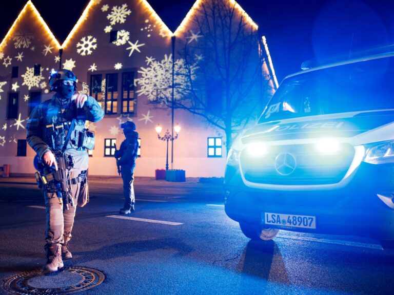 Al menos dos muertos al estrellarse un coche en un concurrido mercado navideño en Alemania | Noticias del crimen