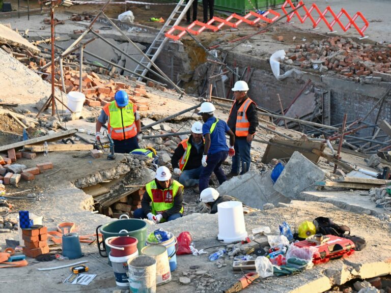 Cinco muertos y decenas enterrados por derrumbe de edificio en Sudáfrica | Noticias