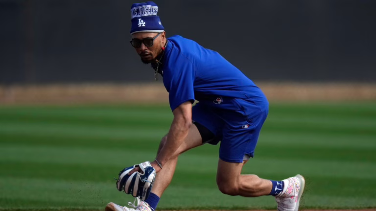 Dodgers Betts Mookie perderá los juegos de Japón con enfermedad
