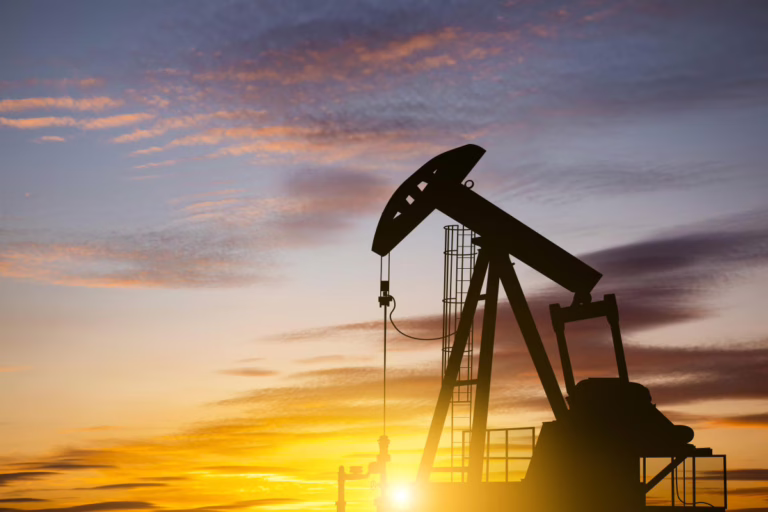 El petróleo alcanza los 80 dólares el barril mientras las sanciones a Rusia sacuden los mercados