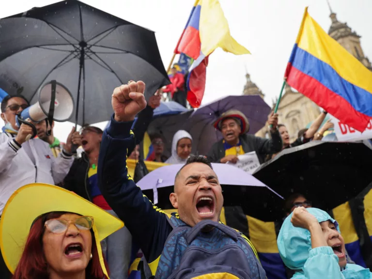 Grandes multitudes protestan contra las reformas previstas por el presidente colombiano | Noticias