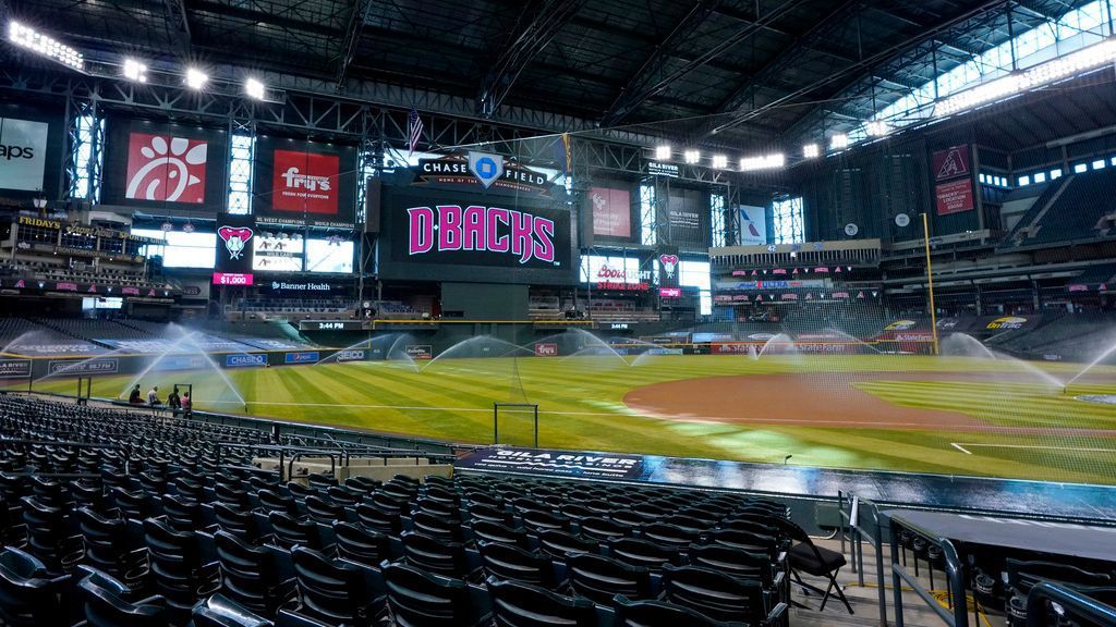 La gobernadora Katie Hobbs firma actualizaciones en D-Backs 'Chase Field