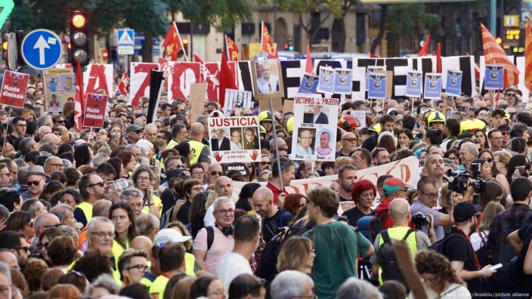 Tens of thousands protest a year after deadly floods – DW – 10/25/2025