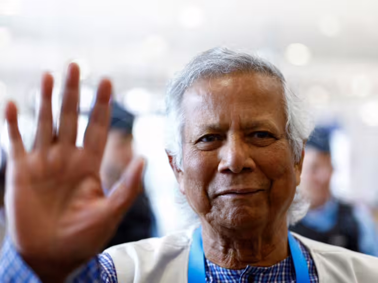 Muhammad Yunus regresa a casa para liderar el gobierno interino de Bangladesh | Noticias del gobierno