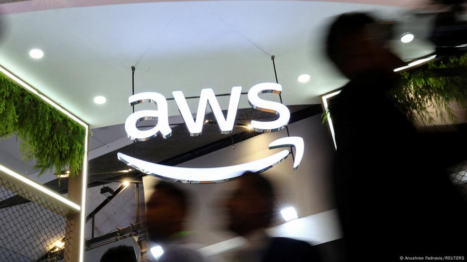 Outage at Amazon cloud service unit causes major disruption – DW – 10/20/2025