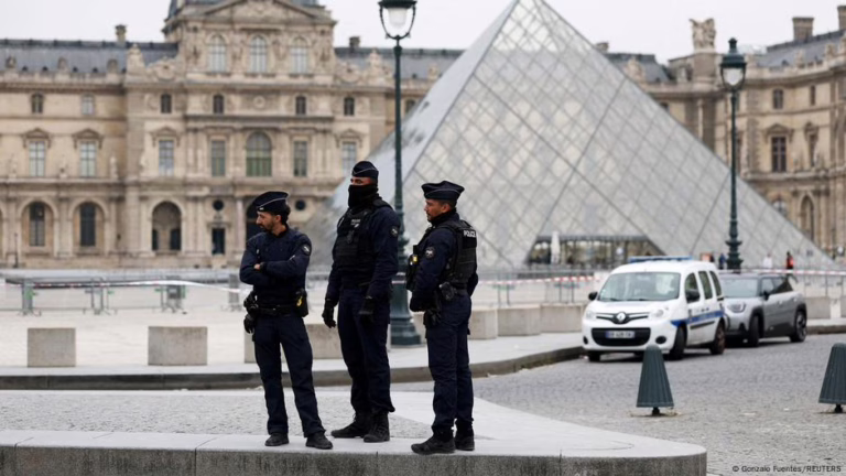 Jewelry stolen from Louvre Museum in Paris – DW – 10/19/2025