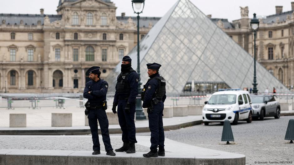 Jewelry stolen from Louvre Museum in Paris – DW – 10/19/2025