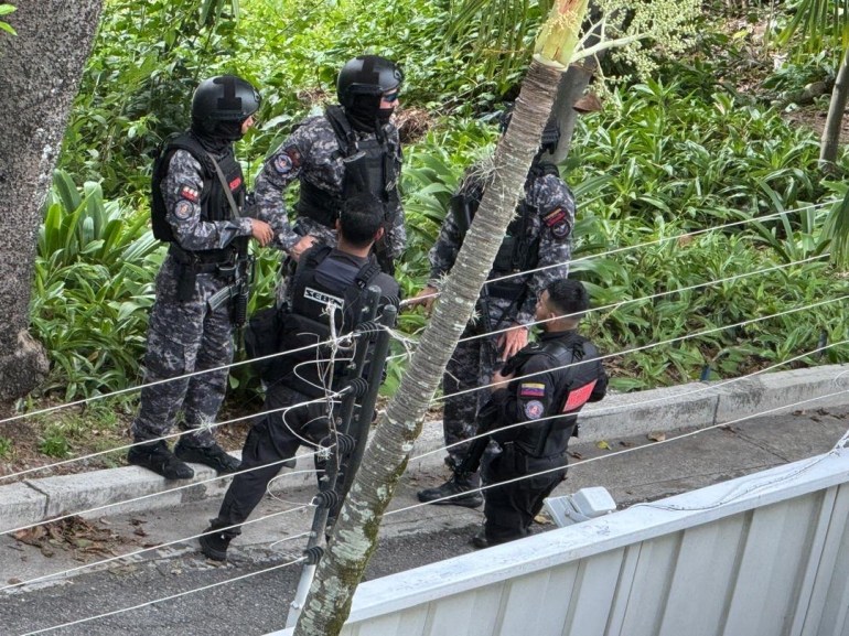 Las fuerzas de seguridad en equipos tácticos están fuera de la embajada argentina en Caracas