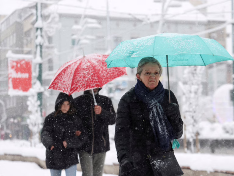Tormenta de nieve en los Balcanes deja sin electricidad a decenas de miles de hogares | noticias del tiempo