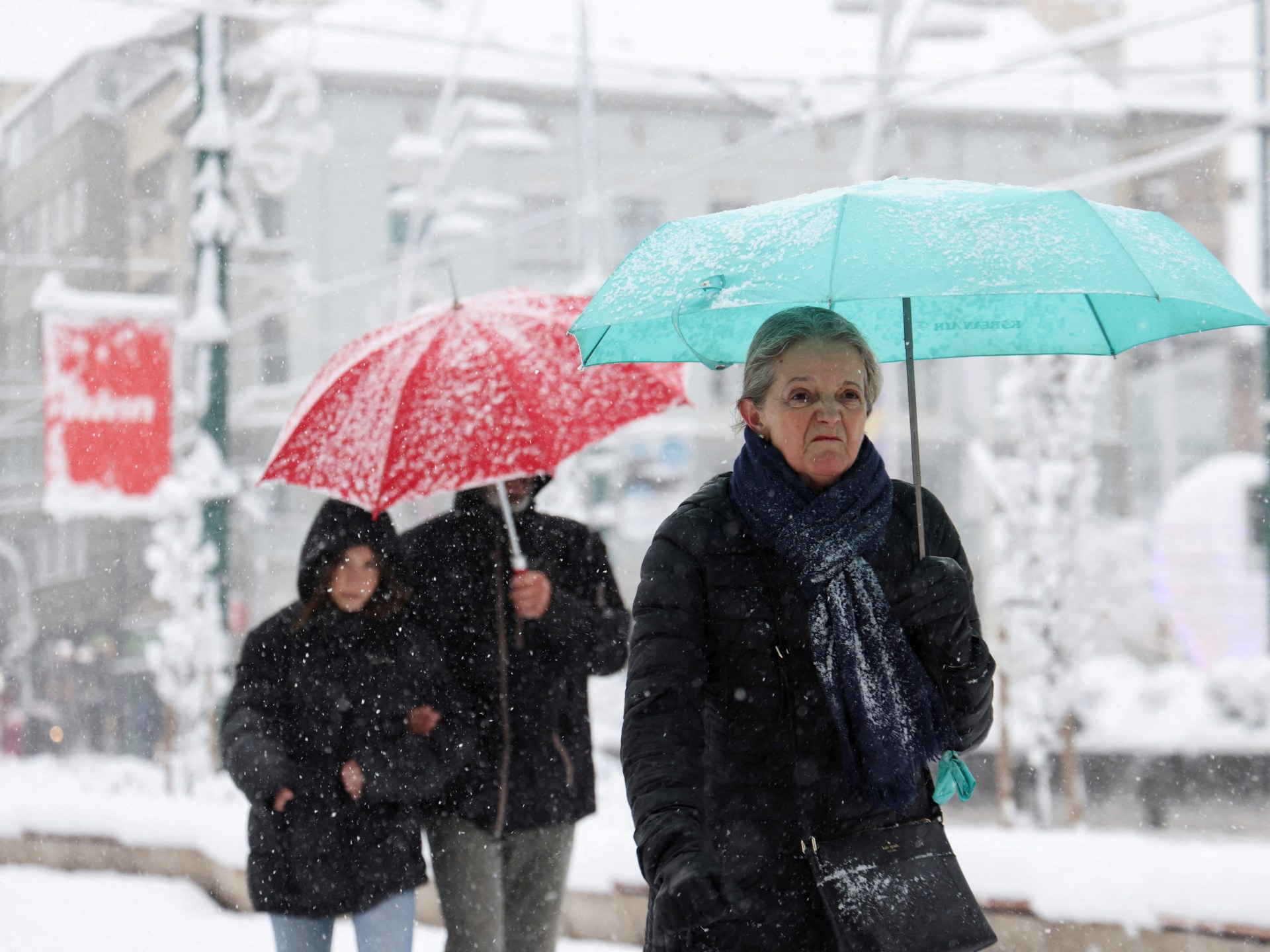 Tormenta de nieve en los Balcanes deja sin electricidad a decenas de miles de hogares | noticias del tiempo