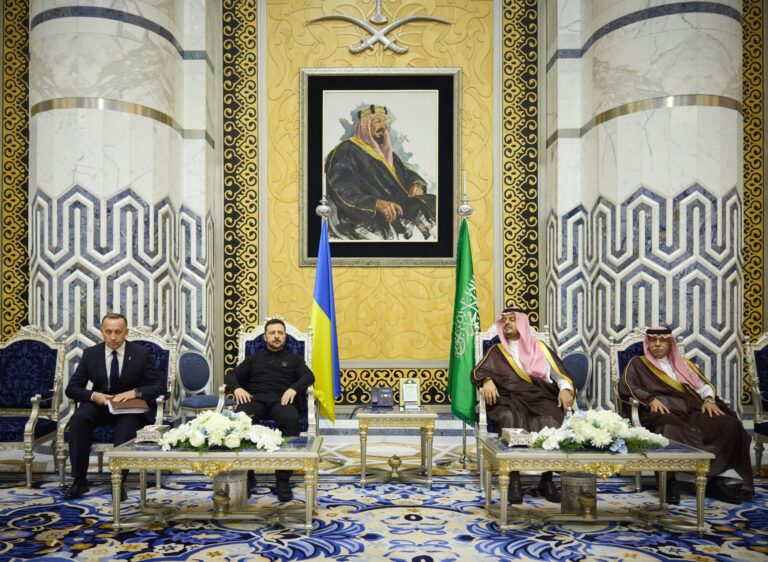 Zelenskyy de Ucrania llega a Arabia Saudita para negociaciones de paz | Noticias de la guerra rusa-Ucrania