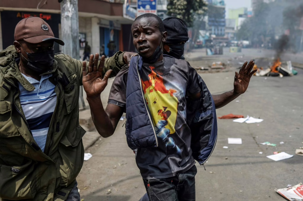 la policia dispara gases lacrimogenos contra manifestantes en kenia que protestan contra el feminicidio mundodaily jpg