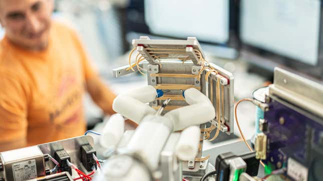 un pequeno robot creado para simular una cirugia controlada remotamente en el espacio mundodaily