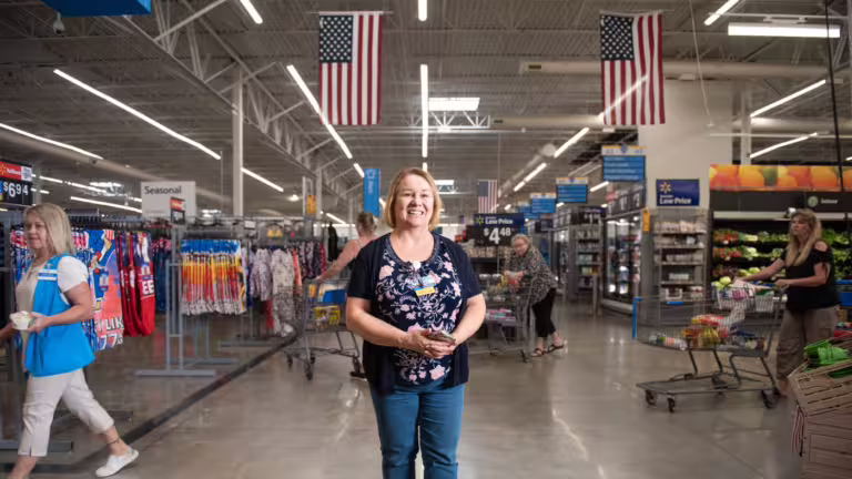 ¿Créditos universitarios por trabajar en tu trabajo? Walmart y McDonald's lo están intentando: NPR